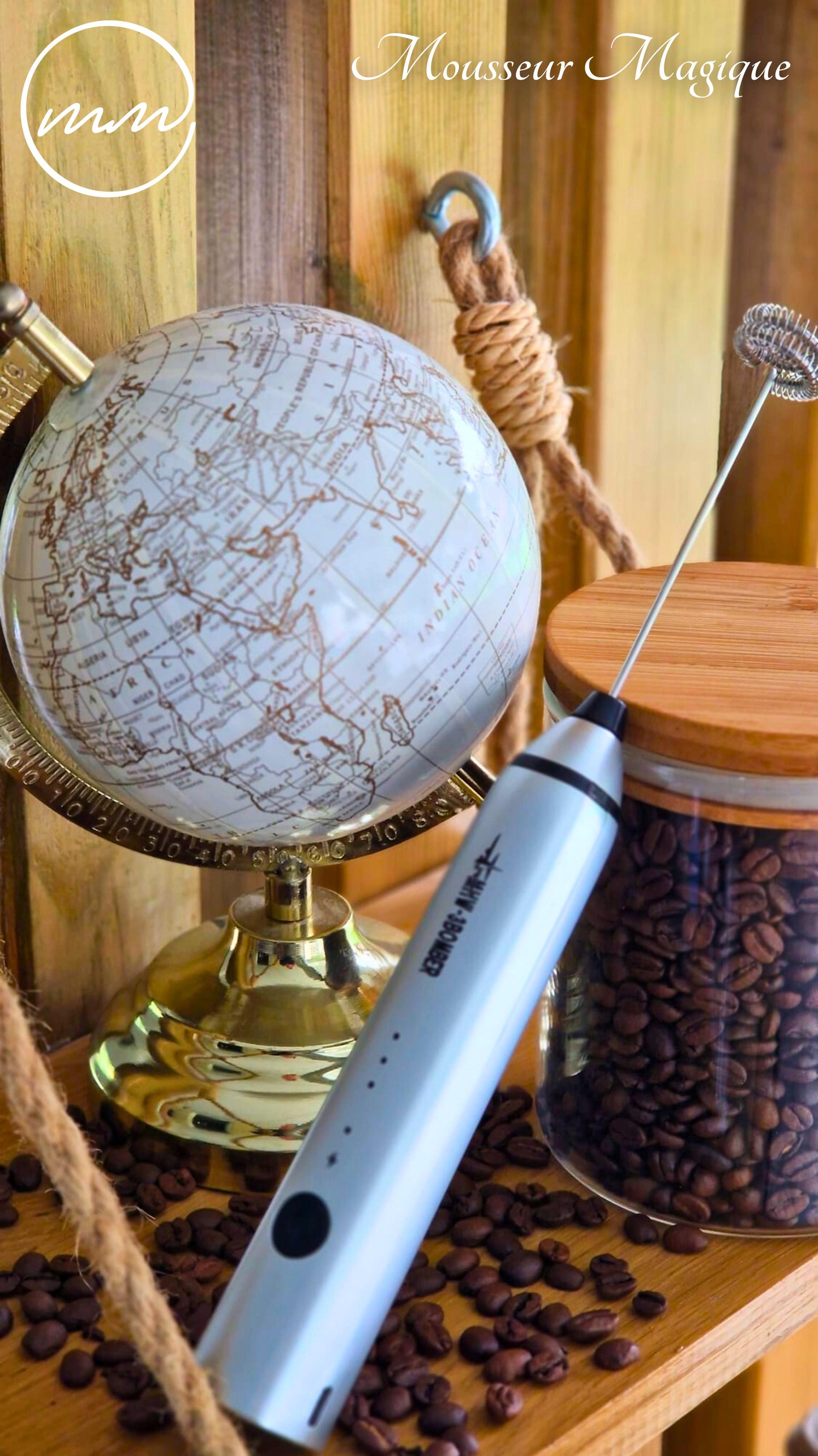 Mousseur à lait Mousse Magique posé sur table avec tasse de café