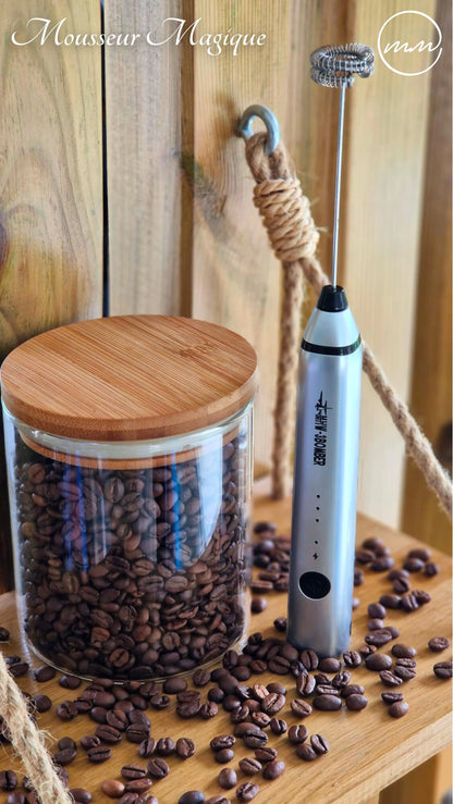 Mousseur à lait dans un décor café maison élégant et chaleureux