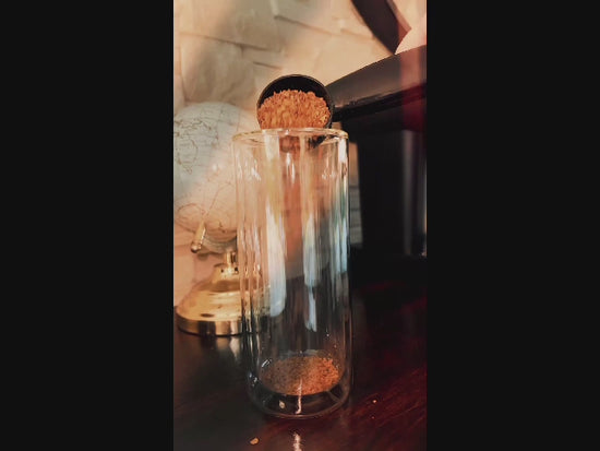 Préparation d’un café frappé rafraîchissant avec un mousseur à lait électrique en inox